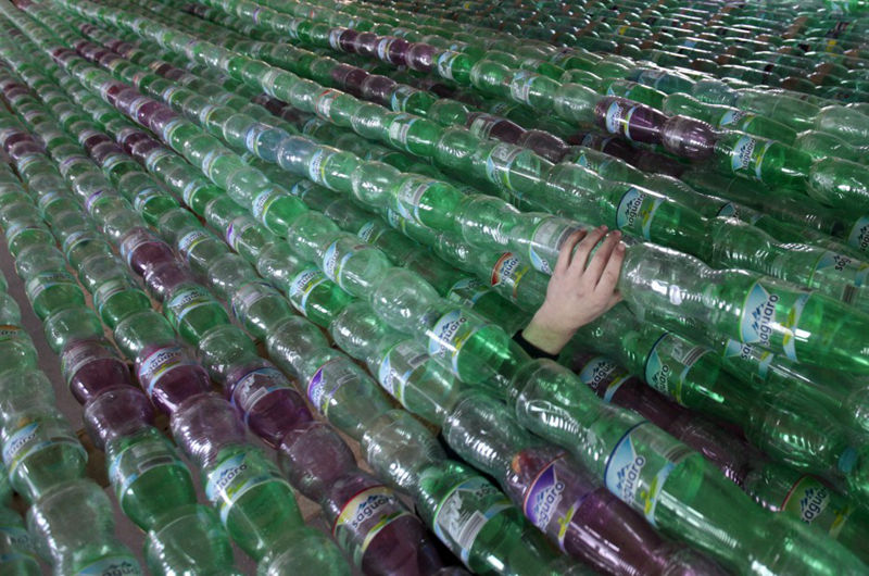 DIY a boat out of plastic bottles and sail 500 miles--top emoticon