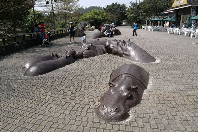 17 weird sculptures--top emoticons