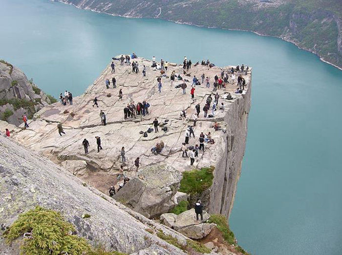 8 of the most thrilling attractions in the world - pin emoticons