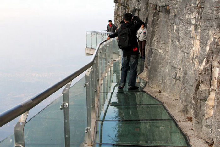 8 of the most thrilling attractions in the world - pinned emoticons